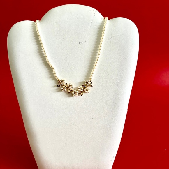 New Pearl design necklace and Earrings set - Picture 5 of 6